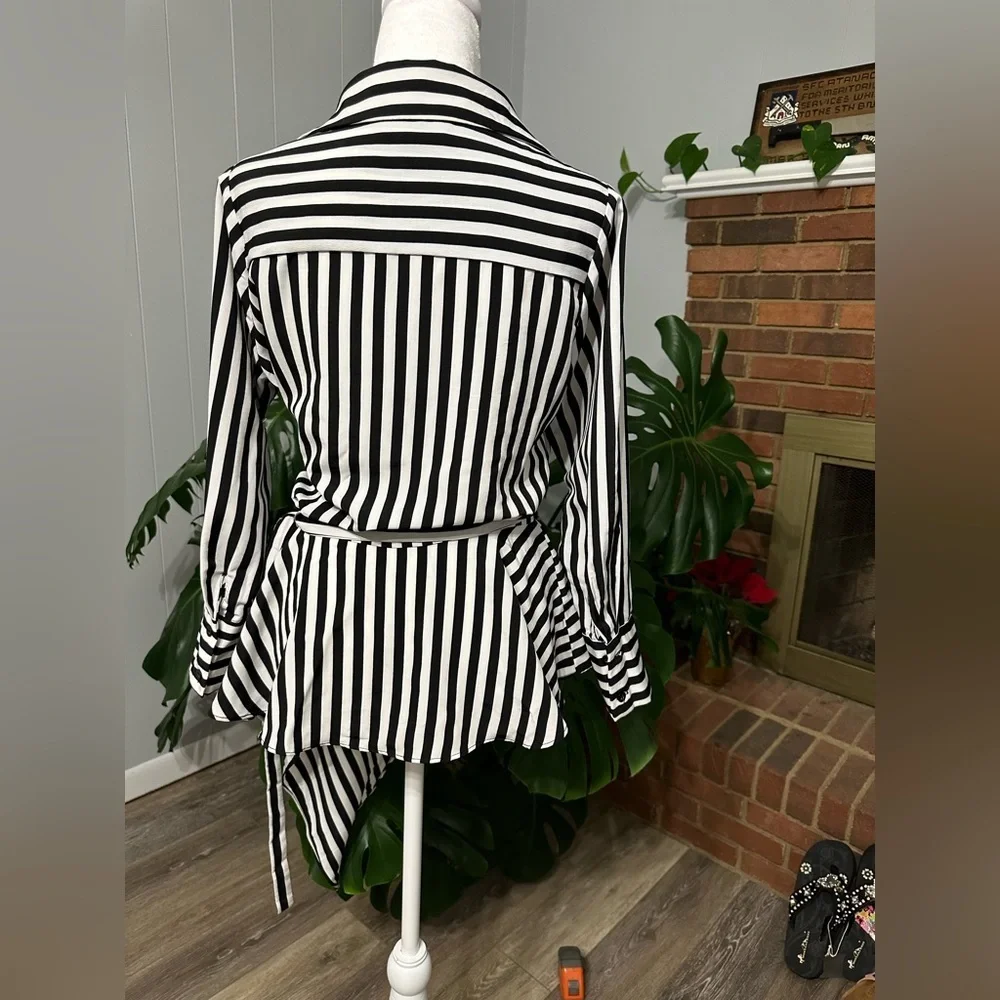 🛍️ Leo & Viola black and white striped unique wrap shirt excellent condition. - Picture 5 of 10